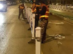 交通设施-夜间安装护栏